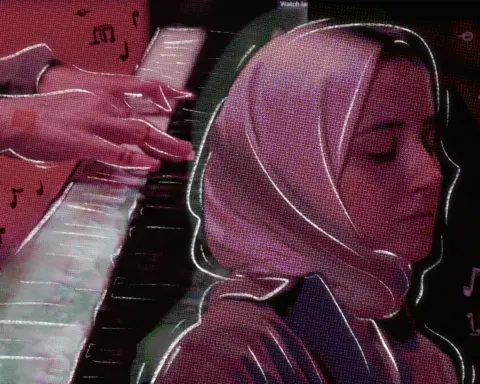 Büşra Kayıkçı with pink lighting over her face and hands that are playing the piano.